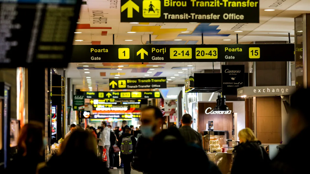 Cozi uriașe pe Aeroportul Otopeni zilele acestea. Care este motivul