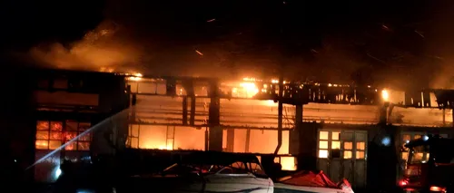 Incendiu violent la societatea de transport public din Tulcea. Jumătate din autobuze au ars. FOTO și VIDEO