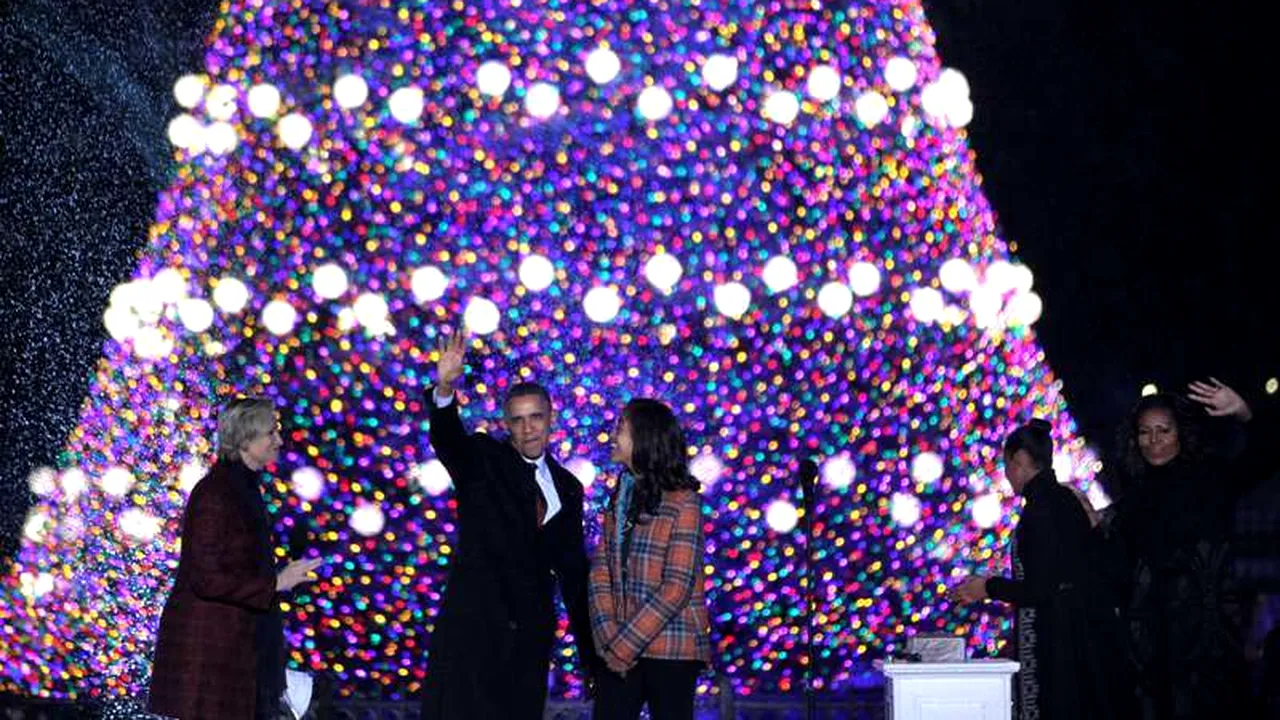 Barack Obama a aprins luminițele bradului de Crăciun, vineri, la Washington