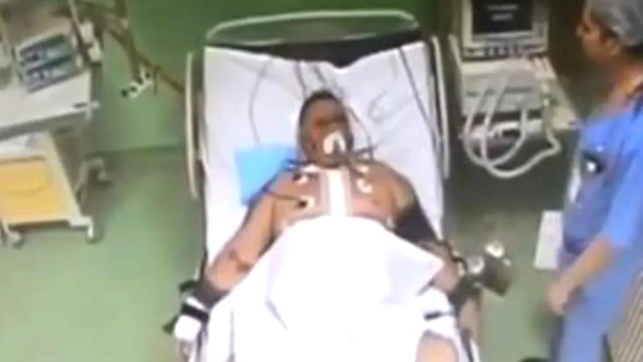 O cameră de supraveghere înregistrează ce-i face acest medic rus pacientului operat pe cord