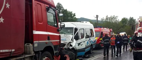 Un TIR a lovit frontal un microbuz în Hunedoara. Ce s-a întâmplat cu victimele