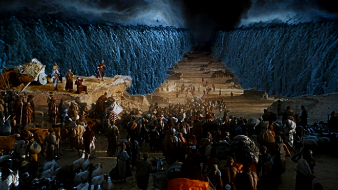 Scena Despărțirii Mării Roșii în filmul THE TEN COMMANDMENTS, Charlton Heston, 1956 - Profimedia 