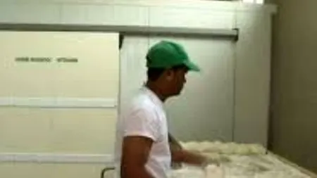 Revoltă la Ditrău: Localnicii, supărați că o brutărie a angajat doi emigranți din Sri Lanka: „Încercăm să-i liniștim pe oameni...