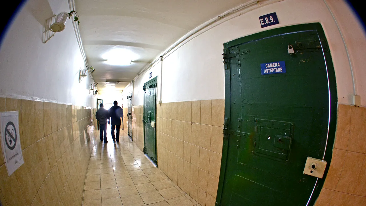 Polițist de la Penitenciarul Codlea, infectat cu Covid-19. Colegii care au intrat în contact cu el au fost scoşi din serviciu şi vor rămâne acasă