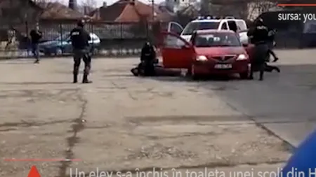 Un elev înarmat cu șase cuțite a amenințat că dă foc unei școli din Harghita