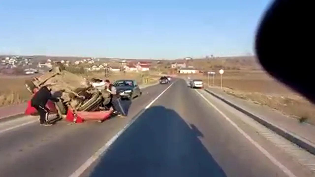 O tânără de 19 ani s-a răsturnat cu mașina pe un drum din județul Galați. Cum s-a întâmplat accidentul și care e starea șoferiței (VIDEO)