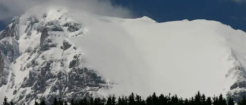 Risc de avalanșă în Masivul Bucegi. Turiștii sunt avertizați să nu urce pe munte