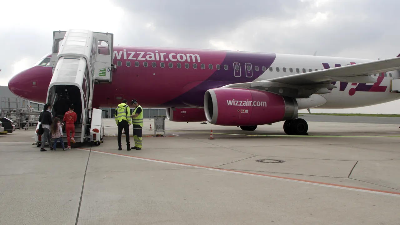 Bărbatul care a amenințat că are o bombă în bagaj, în avionul Cluj-Londra, urmărit penal