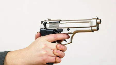 Copil de 9 ani, reținut după ce a ÎMPUȘCAT în cap un membru al familiei cu o armă de foc