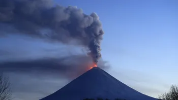 Un vulcan „adormit” de peste 450 ani a erupt! Turiștii, avertizați să nu se apropie