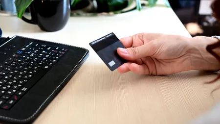 Cum a pierdut un american 280.000 de dolari în doar patru luni, după un singur mesaj pe Facebook