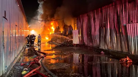 Incendiul izbucnit la Complexul Comercial Dragonul Roșu a fost LOCALIZAT. Pompierii au acționat cu aproape 30 de autospeciale de stingere