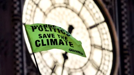 Șase activiste ale asociației Greenpeace escaladează cel mai înalt zgârie-nori din Londra
