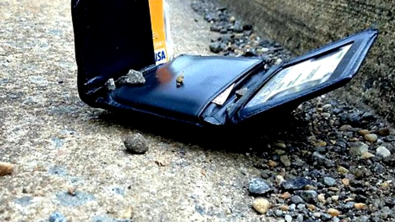 Ce a pățit o tânără din Cluj după ce a găsit un portofel pe stradă. Reacția proprietarului a lăsat-o „MASCĂ”: „Facerea de bine...”