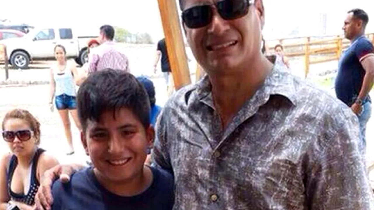 Președintele Ecuadorului a acceptat să facă o fotografie cu un tânăr admirator, însă i-a scăpat un DETALIU. Imaginea a devenit virală pe Internet