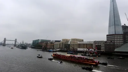 Treizeci de pasageri au sărit în apă, după ce un vapor pentru turiști a luat foc la Londra