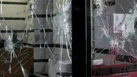 Sediul unui gigant din industria farmaceutică, vandalizat de anarhiști, după ce politicieni și doctori au primit mită de la compania elvețiană într-un caz de corupție de miliarde de euro