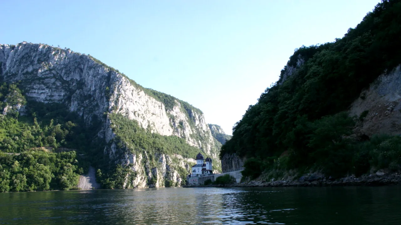 Accesul pe Clisura Dunării va fi blocat în această săptămână. Dinamitări în lanț pentru siguranța traficului. Când se reia circulația