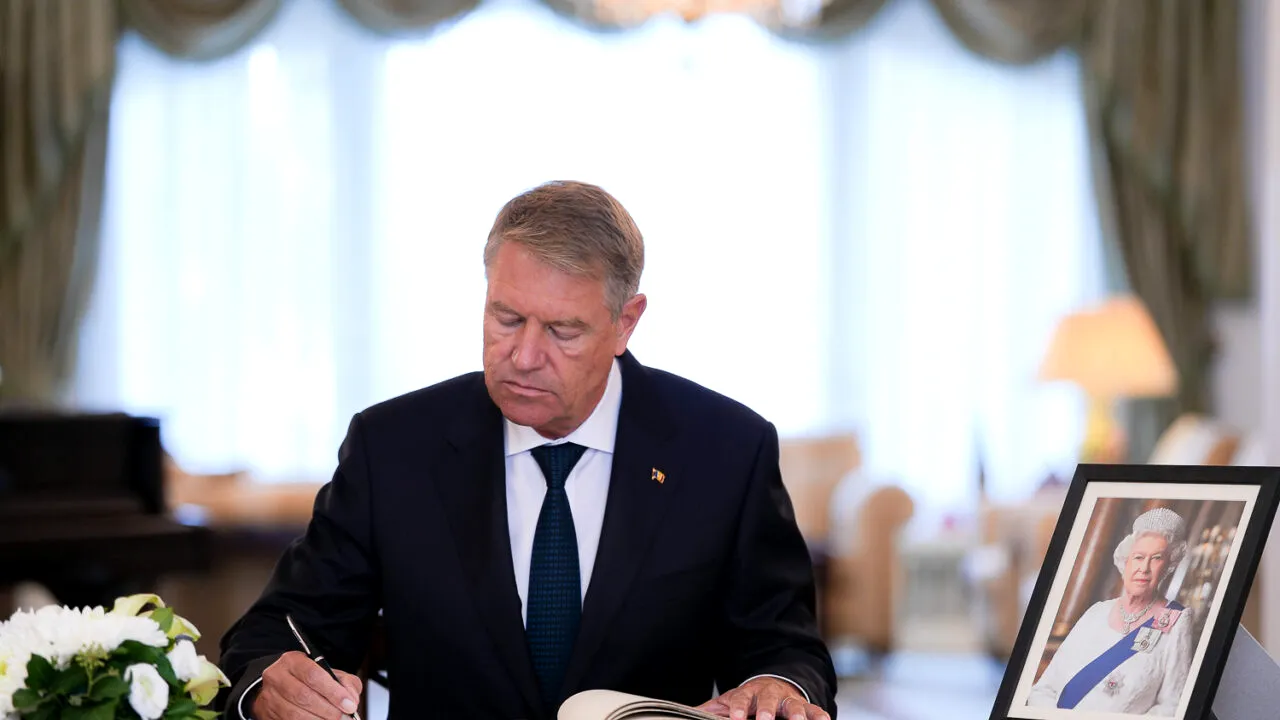 Klaus Iohannis participă la funeraliile de stat ale Majestății Sale Regina Elisabeta a II-a. Președintele a semnat în cartea de condoleanțe deschisă în memoria fostului suveran