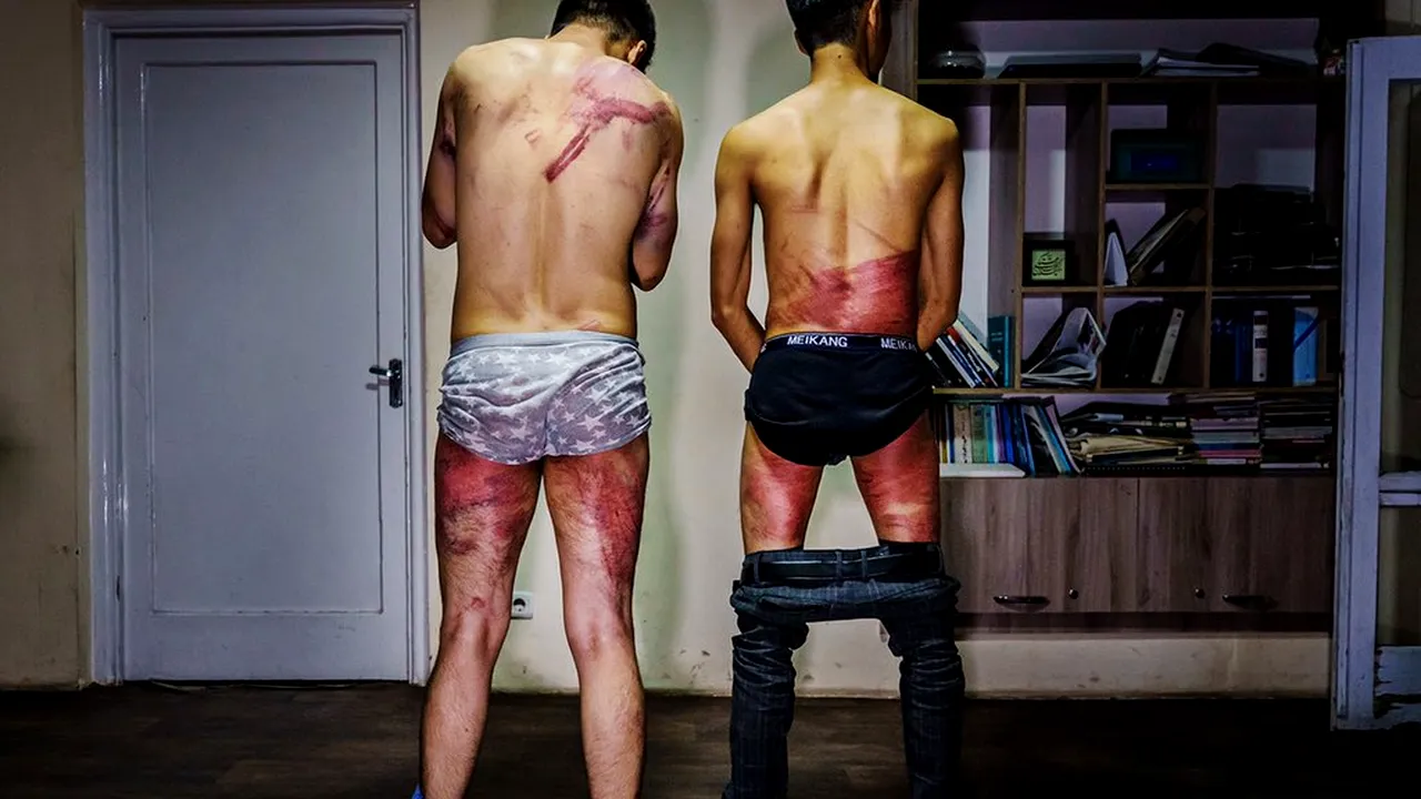 Afganistan: Doi jurnaliști care relatau de la un protest pentru drepturile femeilor au fost biciuiți de talibani