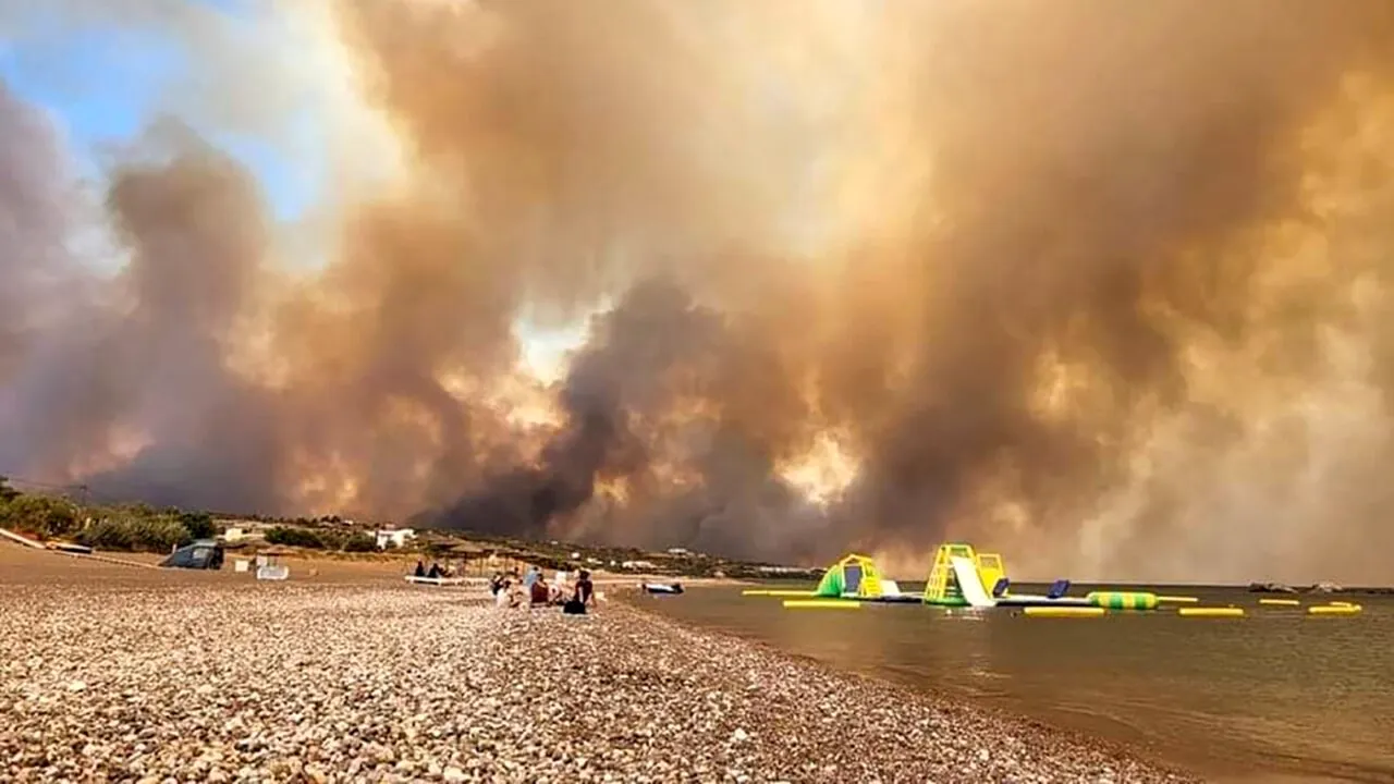 Din cauza incendiilor masive din insula Rodos, turiștii români cazați în zona de sud vor fi relocați în zona de nord