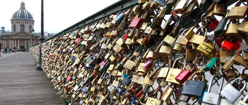 Primăria din Paris a început eliminarea lacătelor iubirii de pe celebrul Pont des Arts