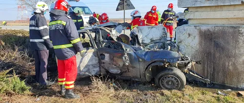 Un șofer a murit, după ce mașina pe care o conducea a lovit Arcul de Triumf de la intrarea în Slatina și a luat foc (VIDEO)