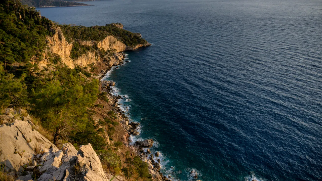 Avertismentul specialiștilor: Marea Mediterană devine tot mai caldă și mai sărată, într-un ritm alert, chiar și la mii de metri adâncime