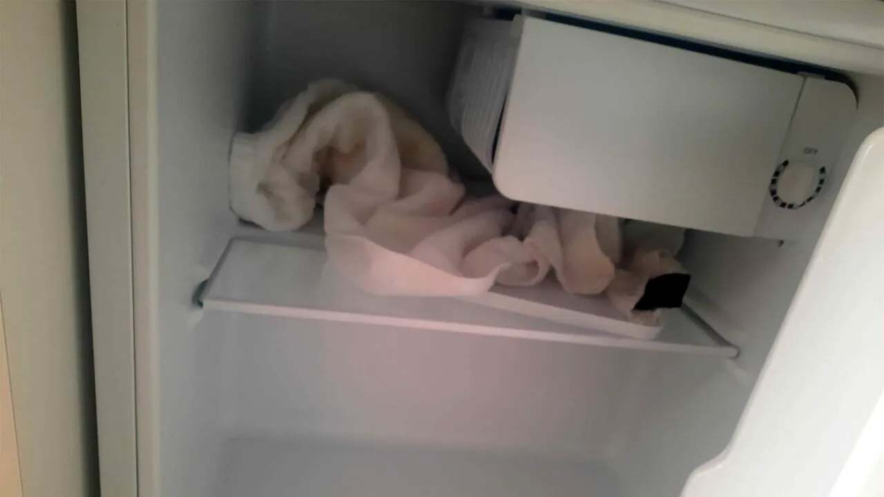 Pur și simplu ireal! Ce a găsit o turistă româncă în frigiderul din camera unui hotel de 3 stele din Eforie Sud