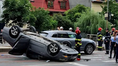 Accident grav în Capitală. O mașină, răsturnată pe plafon. Sunt două victime