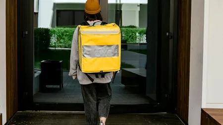 Ce au pățit doi pakistanezi, după ce s-au angajat ca livratori de mâncare în Cluj-Napoca. Abia după 4 luni și-au dat seama cum au fost păcăliți