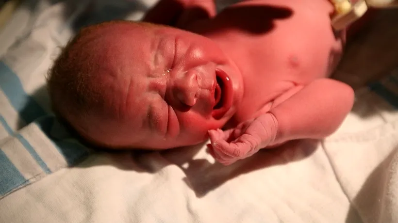 Un bebeluș declarat mort la naștere a revenit la viață după 10 ore petrecute la morgă