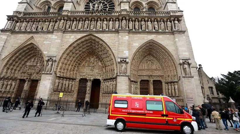 Catedrala Notre-Dame din Paris, evacuată după ce un bărbat s-a sinucis în fața altarului