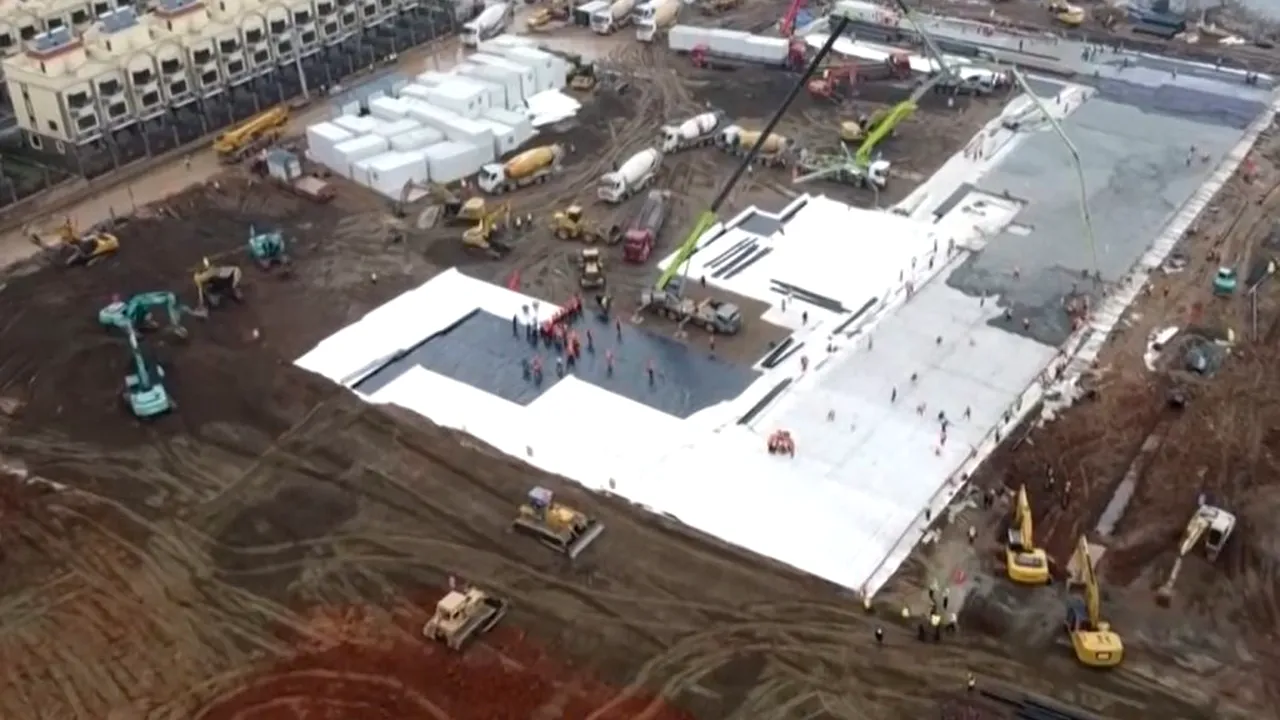 VIDEO. Megaspitalul din Wuhan crește văzând cu ochii. Este INCREDIBIL ce au reușit chinezii să facă în patru zile! Bat toate RECORDURILE MONDIALE în materie de construcții