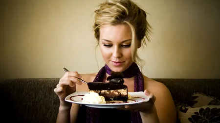 STUDIU. Riscurile la care se expun cei care mănâncă multe dulciuri