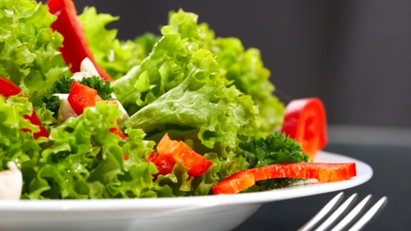 STUDIU. De ce poate fi salata verde din magazine mai nesănătoasă decât un hamburger