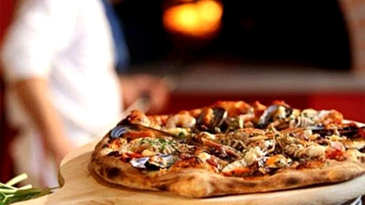 Ce SALARIU primește un român care lucrează ca pizzar în Germania. Se oferă cazare și mâncare gratuite