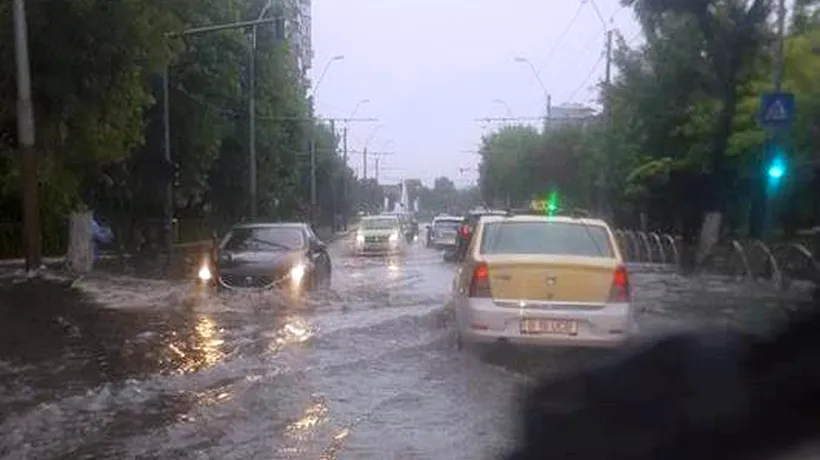Ploile au inundat 26 de străzi din București