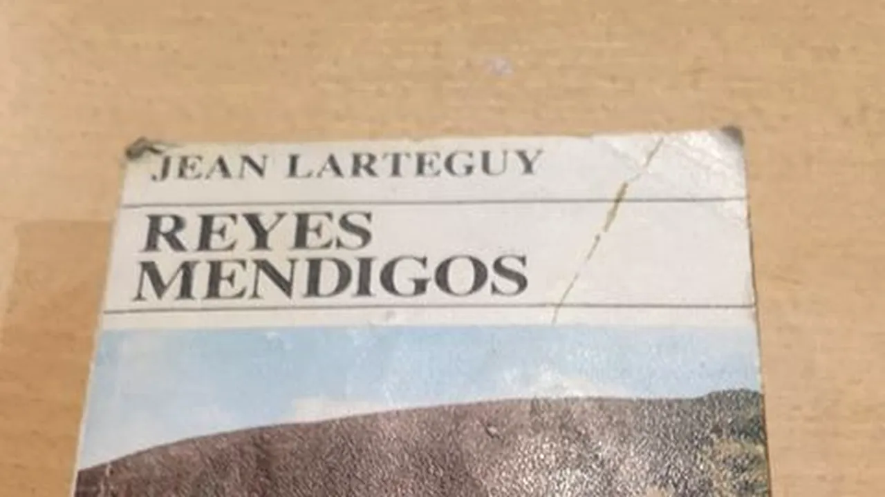 Angajații unui anticariat au evacuat clădirea DE URGENȚĂ, după ce au deschis o carte veche de 30 de ani. Ce au găsit în interior i-a șocat chiar și pe polițiști