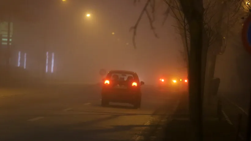 Cod galben de ceață în Capitală și zece județe, până la ora 23.00. Vizibilitatea este redusă sub 200 de metri