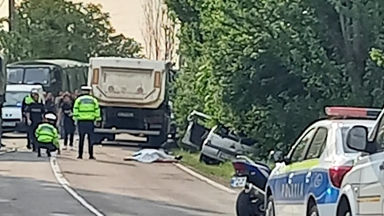 ACCIDENT mortal pe Centura de Est a Ploieștiului. Un autoturism s-a izbit de un autocamion și s-a oprit într-un copac. Șoferul a murit