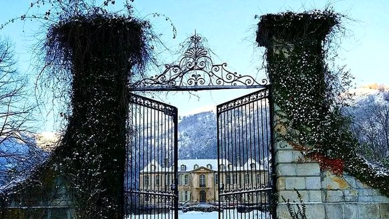 Cum a reușit un cuplu să cumpere un castel cu 94 de camere la prețul unei case