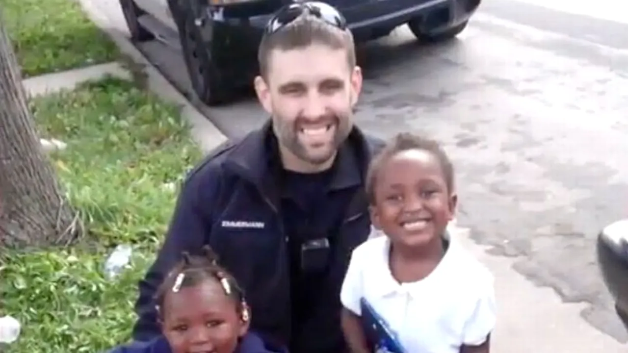 Gestul făcut de un polițist, după ce a văzut că o mamă își transportă copiii fără protecție / „Și eu am trei acasă... Nu aș fi vrut să pățească ceva...