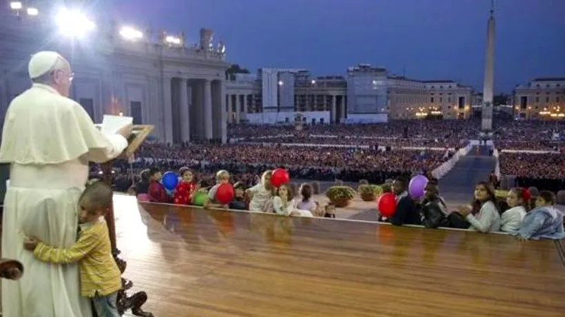 Imagini inedite surprinse la Vatican. Un copil nu s-a lăsat luat de lângă Papa Francisc nici măcar de agenții de securitate