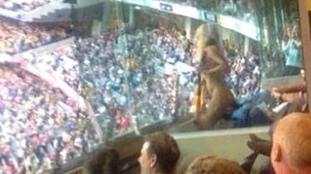 Brusc, niciun suporter nu a mai fost atent la ce se întâmplă pe gazon. Ce a făcut un top-model în tribune