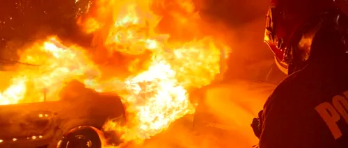 FOTO- VIDEO | Mașină cuprinsă de flăcări, în miez de noapte. Incendiul a afectat și alte autoturisme, dar și un imobil din apropiere