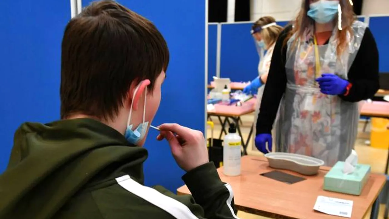 Fiecare elev sau student din Marea Britanie va fi testat periodic. Ce se va întâmpla în cazul celor infectați cu Covid-19