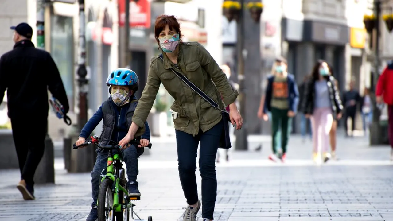 RELAXARE. Polonia renunță la obligativitatea purtării măștilor de protecție în spațiile deschise