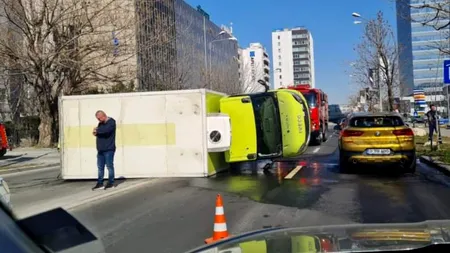 FOTO - VIDEO | Accident în Capitală. Un camion s-a răsturnat pe Calea Floreasca. O persoană a fost rănită