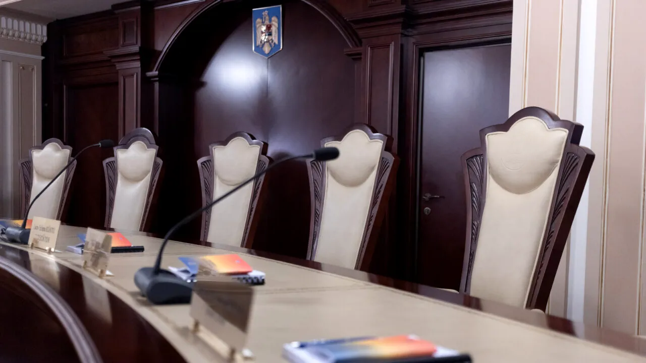 Culisele ședinței CCR de azi. Cine și cum a votat pentru legea lui Bolojan